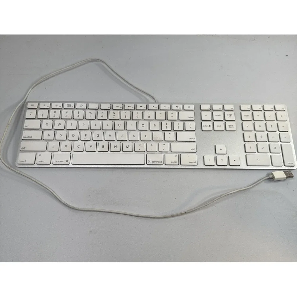 Apple A1243 MB110LL/A Wired slim usb Keyboard Excellent Condition